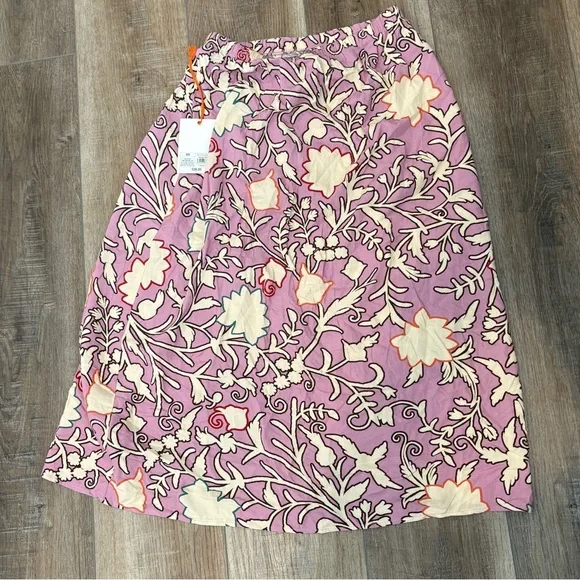 Chic Floral Midi Skirt in Pink and Cream - Picture 2 of 2